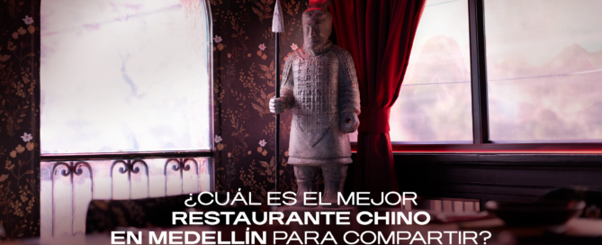 Stone knight statue with spear stands in a floral-wallpapered room with red curtains and a window view; Spanish headline asks, '¿Cuál es el mejor restaurante chino en Medellín para compartir?'.