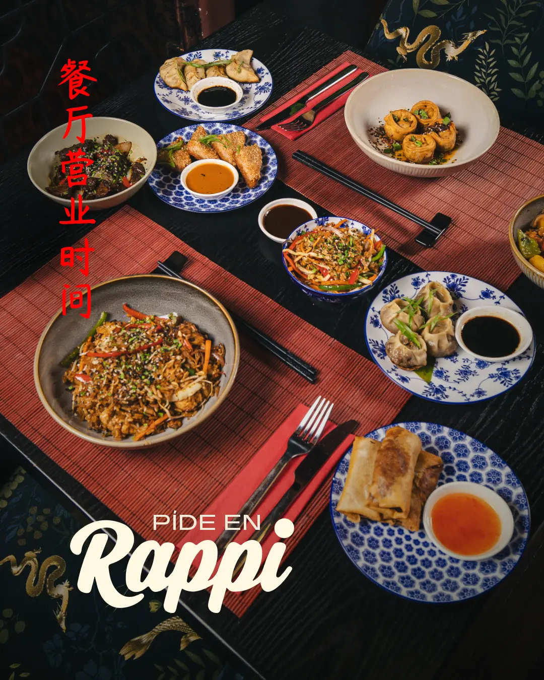 banner_movil rappi 1080×1350 A dining table filled with colorful Asian dishes and dipping sauces, with red Chinese characters on the left and a 'Pide en Rappi' promo text at the bottom.