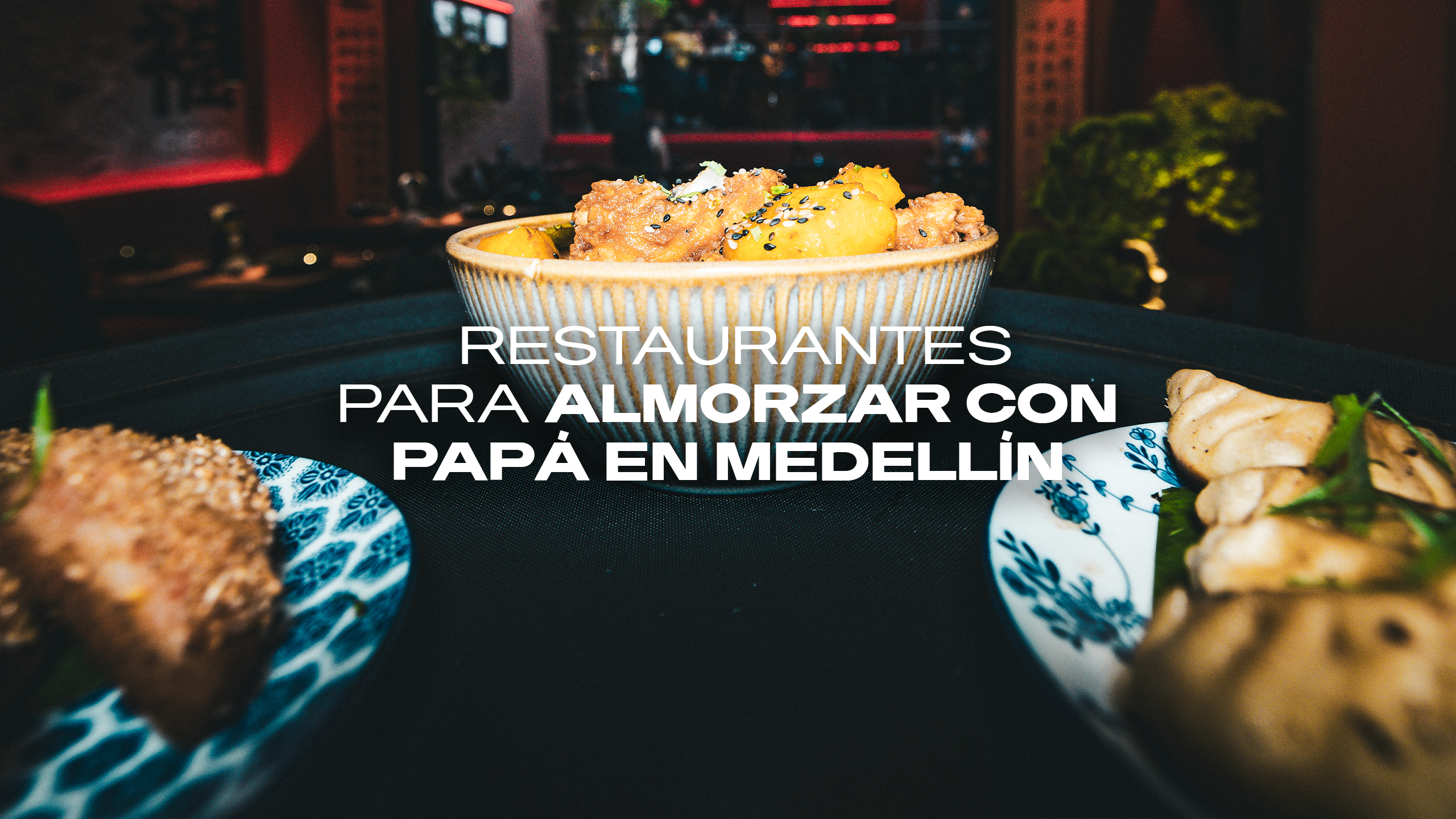 Bowl of glazed fried chicken with sesame seeds, overlaid with the Spanish headline: 'Restaurantes para almorzar con papá en Medellín'